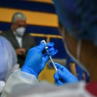 En la imagen un registro de personal sanitario al preparar una dosis de la vacuna contra la covid-19, en la Universidad Salesiana, en Quito (Ecuador).