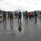 Vigilancia. Miembros de la Brigada de Fuerzas Especiales Patria de Latacunga se sumaron al control de los exteriores en la cárcel de Cotopaxi.