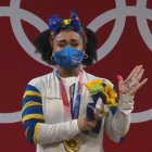 Neisi dedicó a su mamá y hermano fallecido con una leyenda escrita en la palma de su mano izquierda al subir al podio para recibir el oro de Tokio