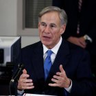 El Gobernador del estado de Texas enfermó de Covid-19.