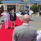 El presidente Lasso recibe los honores de rigor previo a su viaje a México.