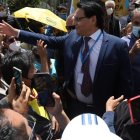 Unos 200 simpatizantes del asambleísta Fernando Villavicencio acudieron a la Asamblea a presentar su respaldo.