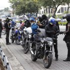 Esta mañana se intensifiaron los operativos preventivos en sectores críticos de la ciudad. En la gráfica, agentes del Distrito Modelo en Urdesa Central.