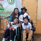 Niños con distrofia muscular junto a padres y representantes de Fedimura.