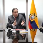 El titular de Economía y Finanzas, Simón Cueva, durante el anuncio del nuevo acuerdo con el FMI.