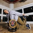 Isis Granda con el trofeo de la Red Bull BC One B-Girl Cypher USA 2021.