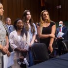Las gimnastas olímpicas estadounidenses (L-R) Aly Raisman, Simone Biles, McKayla Maroney y Maggie Nichols se van después de testificar durante un Senado