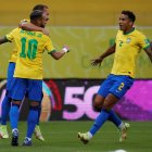 Fotografía de archivo de Everton Ribeiro (2i) de Brasil mientras celebra un gol con Neymar.