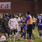 Los jugadores de Liga Deportiva Universitaria de Quito y Emelec se agredieron al final del encuentro jugado la noche del domingo en el estadio Rodrigo Paz Delgado.