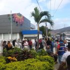 Los allegados desde temprana horas de este miércoles 29, se agolparon en los exteriores del Laboratorio de Criminalística y Ciencias Forenses.