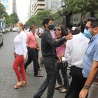 La actividad en  las calles de Guayaquil se desarrolla todavía con el uso de mascarillas incluso en espacios abiertos..