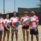 Los tenistas acompañados de Alexis González (d), capitán del equipo.