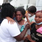 Noticias. Sólo un familiar puede realizar el trámite para el retiro del cuerpo. Los demás esperan en exteriores.