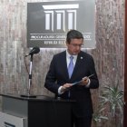 Procurador. Íñigo Salvador respondió el martes al llamado de juicio político en su contra lanzado la víspera por 46 legisladores de la bancada correísta.