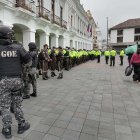 Fuerzas de seguridad se despliegan en los alrededores del Palacio de Gobierno previo a la jornada de manifestaciones de grupos sociales y sindicatos, hoy, en Quito (Ecuador).