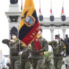 Los militares rindieron tributo al Escudo Nacional en una ceremonia cívica realizada en el hemiciclo de La Rotonda.