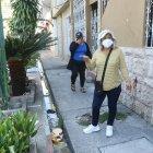 Problema. En el canal de la manzana 700 en adelante se ve el agua servida desbordada y mezclada con basura. 2. Fecal. Dos habitantes muestran que hay heces en esas aguas servidas  que se estancan por la manzana 500. 3. Tapas. Otro inconveniente son las tapas que están dañadas y que pueden provocar que un peatón se tropiece y se accidente. Incluso hay tapas que están flojas y si alguien las pisa puede caer a lo profundo del pozo, temen los habitantes.