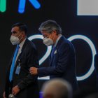 El presidente de Ecuador, Guillermo Lasso, llega para inaugurar el foro "Ecuador Open for Business 2021" hoy en Quito (Ecuador). Lasso animó a los inversores a que apuesten por un país que, tiene una baja inflación, reservas crecientes y una dolarización consolidada, y es por ello "el país de las oportunidades" en la región latinoamericana. EFE/José Jácome