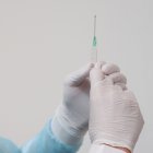 Mujer prepara una inyección