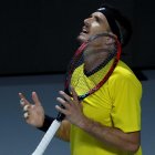 El tenista ecuatoriano Emilio Gómez durante el partido ante el español Pablo Carreño correspondiente a la eliminatoria de la fase final de la Copa Davis de tenis, entre España y Ecuador, este viernes en el Madrid Arena.
