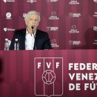 El argentino José Néstor Pekerman (i) habla en un rueda de prensa junto al presidente de a Federación Venezolana de Fútbol (FVF), Jorge Giménez, donde fue presentado hoy, como seleccionador de Venezuela en Caracas (Venezuela).