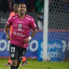 Sornoza, tras un centro de Hurtado, anotó la primera del partido.