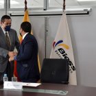 is meses y luego será evaluada con la posibilidad de ser extendida. 
Francisco Cepeda, presidente del Directorio del BIESS, e Iván Tobar, gerente General.