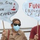 Familiares y pacientes que sufren enfermedades crónicas y catastróficas, durante un plantón para solicitar medicinas para sus tratamientos.