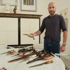 Amador, de 48 años, aprendió el proceso de elaboración a través de videos de Youtube y con el tiempo perfeccionó su técnica.