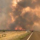 Fotografía cedida por el Gobierno de la provincia de Chubut que muestra a bomberos mientras trabajan en la extinción de un incendio forestal que se desarrolla desde hace varios días en la provincia de Chubut (Argentina). Chubut es una de las cinco provincias que presentaron fuegos activos, además de Neuquén, Río Negro, Santa Cruz y Formosa. EFE/ Gobierno De La Provincia De Chubut / SOLO USO EDITORIAL/ SOLO DISPONIBLE PARA ILUSTRAR LA NOTICIA QUE ACOMPAÑA (CRÉDITO OBLIGATORIO)