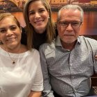 Gaby con sus progenitores Ángela y Carlos.