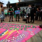 La manifestación está aderezada con pancartas llenas de mensajes.