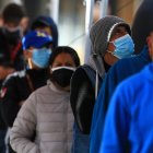 Fotografía de archivo de ciudadanos ecuatorianos mientras esperan para realizar pruebas PCR para la detección de la Covid-19 en las instalaciones de la Prefectura de Pichincha, en Quito (Ecuador).