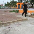 Indicios. Las manchas de sangre quedaron en la vereda del malecón.