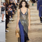 Vestido sobre pantalón.