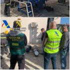 operación conjunta del Servicio de Vigilancia Aduanera de la Agencia Tributaria y la Guardia Civil en la que se han aprehendido 464 kilos de cocaína que se encontraban ocultos en el interior de una máquina trituradora de 11 toneladas que llegó al puerto de Valencia y que tenía como destino declarado una empresa domiciliada en Tres Cantos (Madrid). Para la extracción de la droga fue necesaria la intervención de los bomberos, que utilizaron herramientas especiales para corte de metal. La organización introdujo la maquinaria, procedente de Colombia, por el puerto de Valencia y tras una serie de transbordos fue interceptada en la localidad de Sueca de ocultación y el peso de la maquinaria. EFE/ Agencia Tributaria/Guardia Civil