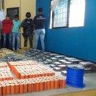 Los detenidos junto a drogas y explosivos incautados por la Policía.