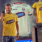 Carlitos Tévez se puso la nueva camiseta de Barcelona 2022.