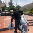 Un ciudadano acudió a donar ropa en buen estado para las personas perjudicadas por el aluvión.