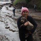 Mascota rescatada. Una mujer camina con su perra, luego de encontrarla a salvo en una vivienda aledaña.