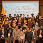 Parte de los medallistas del torneo, entrenadores y organizadores.