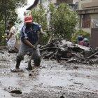 Acciones. Este jueves continuaron las labores de limpieza y despeje de la zona cubierta de lodo y piedras.