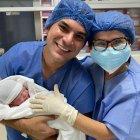 El presentador con su primer hijo varón en brazos.