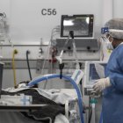 Personal médico realiza controles de rutina a pacientes covid-19, en un hospital en Buenos Aires (Argentina), en una fotografía de archivo..