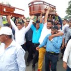 En la caminata, los féretros de los dos obreros muertos fueron alzados en su honor y para exigir justicia.