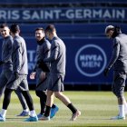 Lionel Messi (c) arrancará de titular en este choque clave contra el Real Madrid.