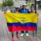 La campeonas sudamericanas de 20 y 35 km marcha, Glenda Morejón y Paola Pérez, acompañadas del técnico Julio Chuqui.