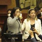 La presidenta Llori da un sorbo a una bebida luego de suspender la sesión y que legisladores la rodearan.