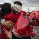 Familiares se reencuentran hoy con ecuatorianos repatriados de Ucrania tras la llegada del primer vuelo humanitario, en las afueras del Aeropuerto Internacional Mariscal Sucre, en Quito (Ecuador).