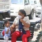 Una mujer acompañada de una menor, en el centro de Guayaquil.